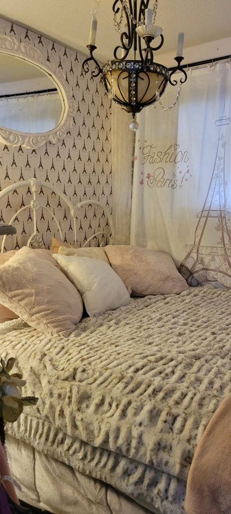 Paris Room Decor For Teens, Vintage Paris Bedroom, Paris Inspired Bedroom, Paris Theme Bedroom, Paris Room Decor, Paris Themed Bedroom, Paris Rooms, Bedroom Board, Paris Bedroom