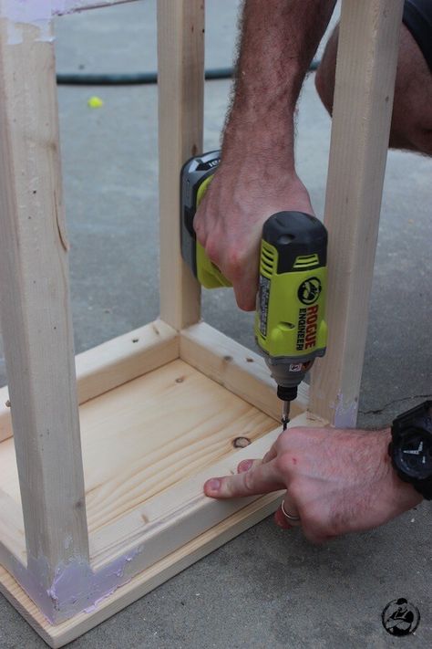 Easiest Bar Stools EVER! { Free DIY Plans } Rogue Engineer Diy Wood Chair, Pallet Bar Stools, Bar Chairs Diy, Stool Plans, Stool Woodworking Plans, Diy Bar Stools, Diy Stool, Diy Step, Woodworking Kits