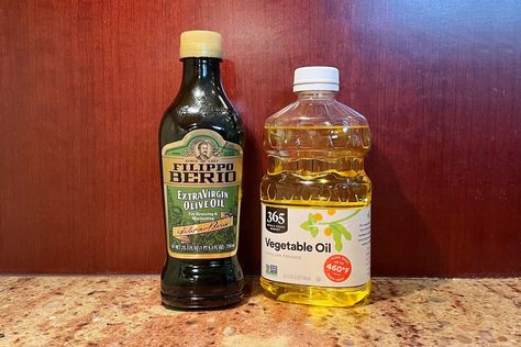 Can You Use Olive Oil Instead of Vegetable Oil? Vegetable Oil Substitute, Salad Appetizer Cups, Flavored Olive Oil, Simple Vinaigrette, Deep Fried Food, Olive Oil Cake, Cooking With Olive Oil, Winter Soups, Flavored Oils