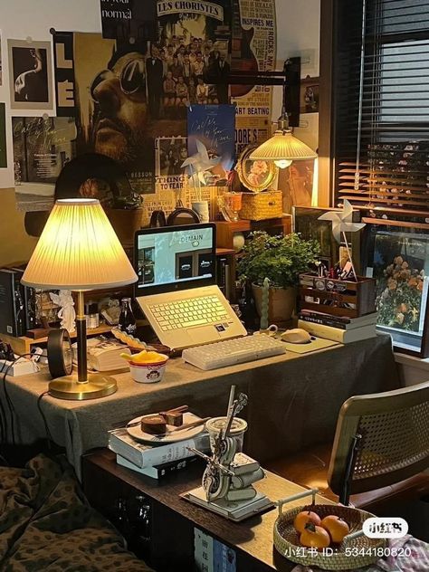 90s New York Apartment, Nerd Apartment, Ryan Aesthetic, Cluttered Desk, 90s New York, Small Bedroom Layout, Small Room Design Bedroom, Cosy Room, Indie Room