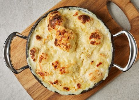 Best-Ever Cauliflower Cheese Recipe - Great British Chefs Cauliflower Cheese British, Jamie Oliver Cauliflower Cheese, Cauliflower Cheese Recipe, Tasty Cauliflower, Cheddar Recipes, How To Cook Cauliflower, Sushi Bowl Recipe, Breadcrumb Topping, British Cooking