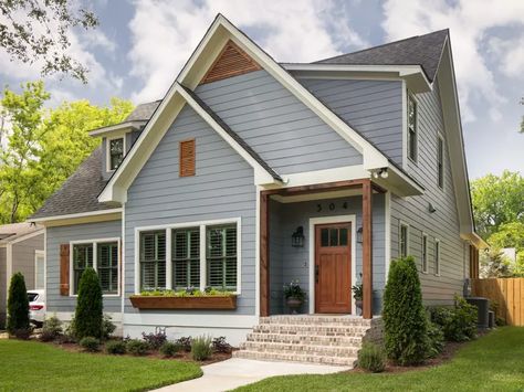 House With White Trim, Farmhouse Exterior Colors, House Paint Color Combination, Craftsman Farmhouse, Exterior House Color, Craftsman Exterior, Modern Craftsman, Grey Houses, Exterior Paint Colors For House