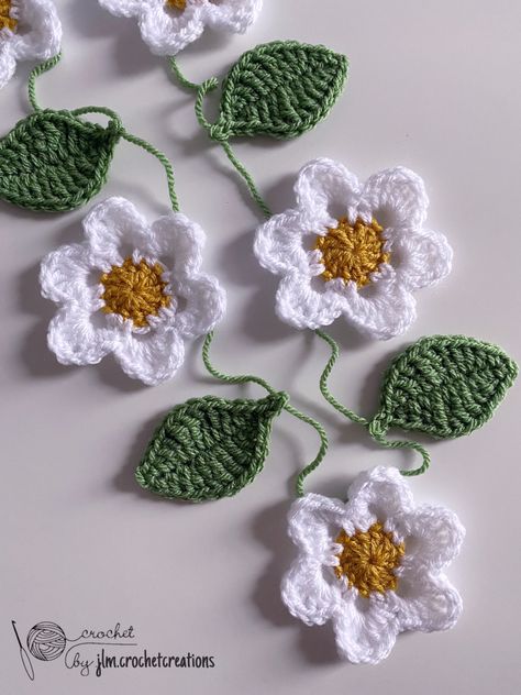 Crochet 2d Flower, Football Crochet, Daisy Leaf, Garland Crochet, Crochet Collar Pattern, Bunting Design, Crochet Bunting, Crochet Garland, Crochet Decor