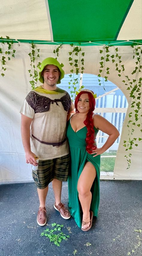 Diy Shrek And Fiona Costume, Shrek And Fiona Halloween Costumes, Shrek And Fiona Costume Couple, Shrek Dress Up, Fantasia Shrek E Fiona, Fiona Costume Diy, Shrek Family Costume, Shrek Inspired Outfits, Diy Shrek Costume