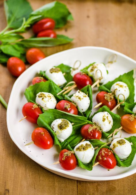 Summer Potluck Ideas, Mozzarella Appetizers, Tomato Appetizers, Mozzarella Caprese, Caprese Bites, Ensalada Caprese, Recipe Tomato, Skewer Appetizers, Potluck Ideas