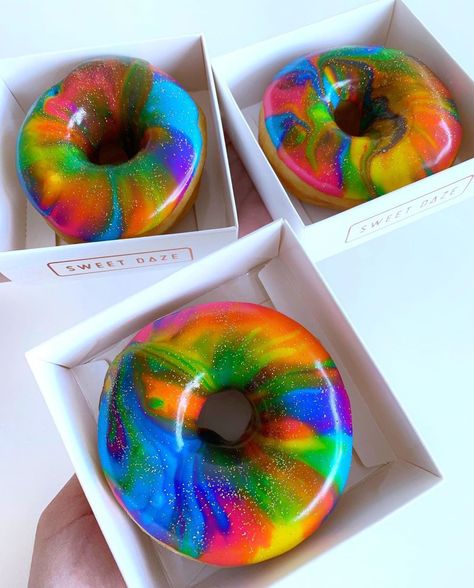 Donut Decorating Ideas, Dessert Restaurant, Rainbow Donut, Dessert Inspiration, Dessert Restaurants, Donut Design, Baked Cakes, Donut Decorations, Serve Ice Cream