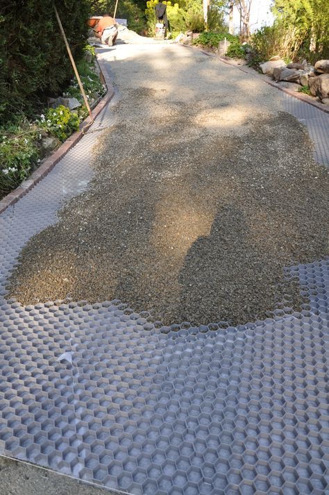 Pebble Rock Driveway, Diy Paved Driveway, Driveway Permeable, Gravel Parking Area, Gravel Driveway Landscaping, Landscape Driveway, Grass Driveway, Beautiful Driveways, Gravel Drive