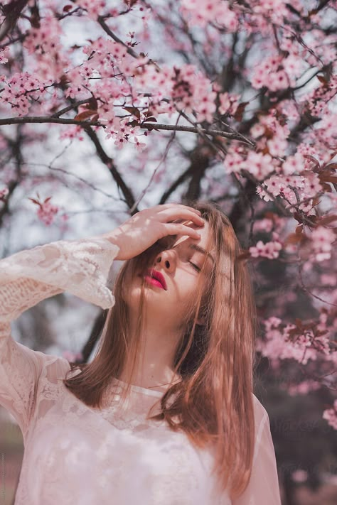 Spring Photoshoot, Portrait Photography Poses, Spring Photography, Photoshoot Poses, Photography Inspo, Photoshoot Ideas, Photo Poses, Cherry Blossom, Photography Ideas