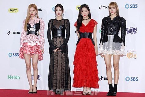 BLACKPINK at SBS Gayo Daejun 2018 Red Carpet and Opening Blackpink Poses, Blackpink Red Carpet, Blackpink Outfits, Jennie Rose, Daejeon, Jennie Jisoo, Jennie Lisa, The Revolution, Park Chaeyoung