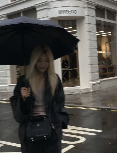 Cute Umbrella Aesthetic, Aesthetic Rain Outfits, Black Umbrella Photoshoot, Rainy Day Photoshoot Instagram, Black Umbrella Aesthetic, Umbrella Picture Ideas, Rainy Day Photo Ideas, Rain Photo Ideas, Raincoat Outfit Aesthetic