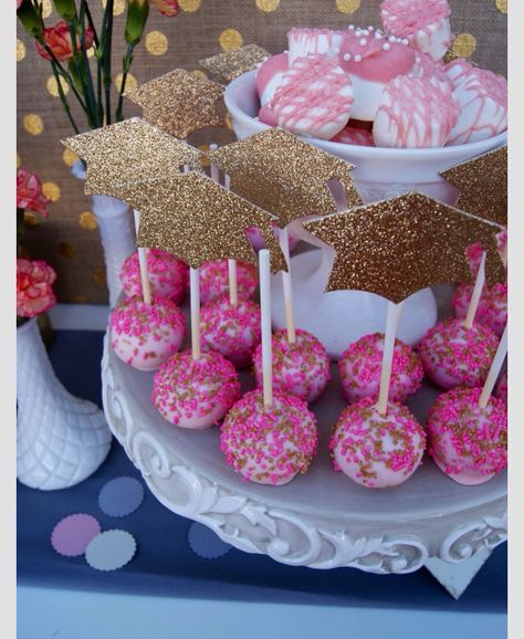 Like the sparkly grad caps! Spring Graduation Party, Aesthetic Graduation Party, Graduation Party Snacks, Cake Lollipops, Graduation Snacks, Graduation Cake Pops, Pink Graduation Party, Grad Party Theme, College Grad Party