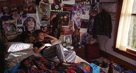 Kat Stratford Room, Kat Stratford Bedroom, Punk Rock Bedroom Ideas, 90s Bedrooms, Punk Rock Bedroom, Doberman Infinity, Rock Bedroom, Movie Bedroom, 90s Room