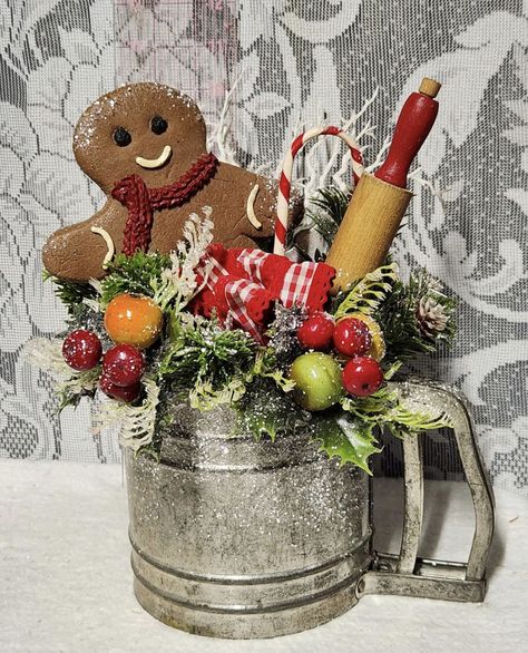 Peat Pot Christmas Crafts, Antique Sifter Decor, Old Flour Sifter Ideas, Flour Sifter Christmas Ideas, Christmas Assemblage, Gingerbread Kitchen, Flour Sifters, Christmas Booth, Vintage Christmas Crafts