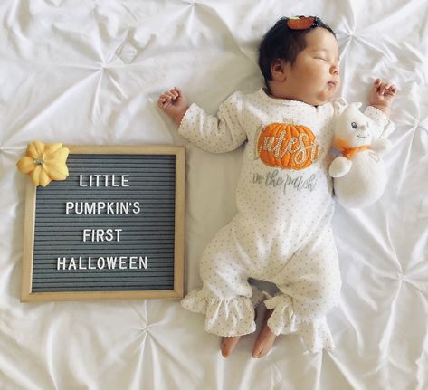 One Month Board Ideas, First Halloween Letter Board, Fall Letterboard Quotes Baby, Newborn First Halloween, First Halloween Pictures, Baby Holiday Pictures, Halloween Baby Pictures, Halloween Baby Photos, Pregnancy Month