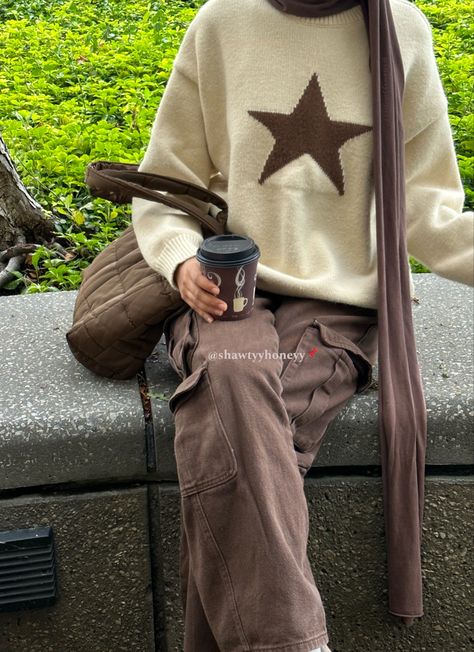 #star #sweater #brown #fall #outfit #aesthetic #inspo #stargirl #modest #hijabi #hijab #streetwear #streetfashion #cargopants #oversized #pufferbag #jerseyhijab #unifits #university #college #student  #coffe #tea #hotchocolate  #beigeaesthetic #cream #cleangirl #cleangirlaesthetic #neutral #casual #photography #ootd #dresstoimpress #itgirl #itgirlfashion #itgirlstyle Brown Outfit Aesthetic Hijab, Brown And Cream Outfit, Hijabi Fall Outfits, Brown Outfit Hijab, Sweater Outfits Hijab, Brown Hijab Outfit, Streetwear Hijab, Brown Outfit Aesthetic, Hijab Streetwear