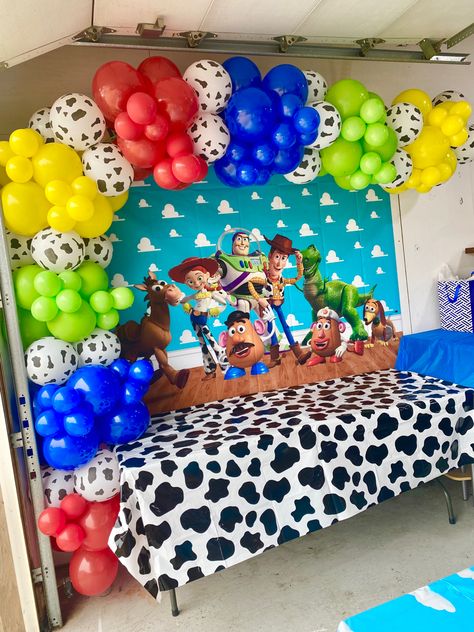 #toystory #toystorybirthday #toystorybirthdayparty #toystorybackdrop #ballongarland #toystorydecorations #toystoryparty #red #blue #green #yellow #cowprint Toy Story 1st Birthday Party Ideas, Toy Story Backdrop Ideas, Toy Story Decorations, Toy Story Party Decorations, Toy Story Baby, Birthday Sweets, Mother Daughters, 5th Birthday Party Ideas, Party Sweets