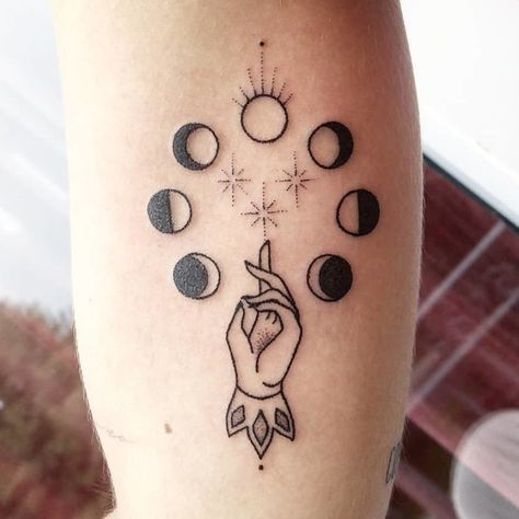 26 Lindos tatuajes para hacer ‘match’ con tu bruja interior | OkChicas Wiccan Tattoos, Moon Phases Tattoo, Tattoos Infinity, Palm Tattoos, Witch Tattoo, Tattoos Geometric, Halloween Tattoo, Halloween Tattoos, Pattern Tattoo