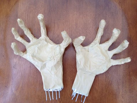 Posable skeleton hands DIY tutorial.  Not hard at all and made with things you probably have on hand (get it?) -clothes hanger wire, tin foil and masking tape. Fake Hands Halloween Diy, Jesse Costume, Scary Hands, Green Ember, Creepy Hands, Haunted Garage, Ghost Props, Posable Skeleton, Witch Dolls