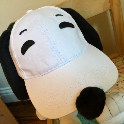 Easy Snoopy costume from a white baseball cap, fleece ears and a pompom nose Snoopy Halloween Costume Diy, Peanuts Halloween Costume Diy, Snoopy Hat Diy, Charlie Brown Woodstock Costume, Snoopy Adult Costume, Snoopy Woodstock Costume, Woodstock Halloween Costume, Charlie Brown Christmas Costume, Peanuts Costumes