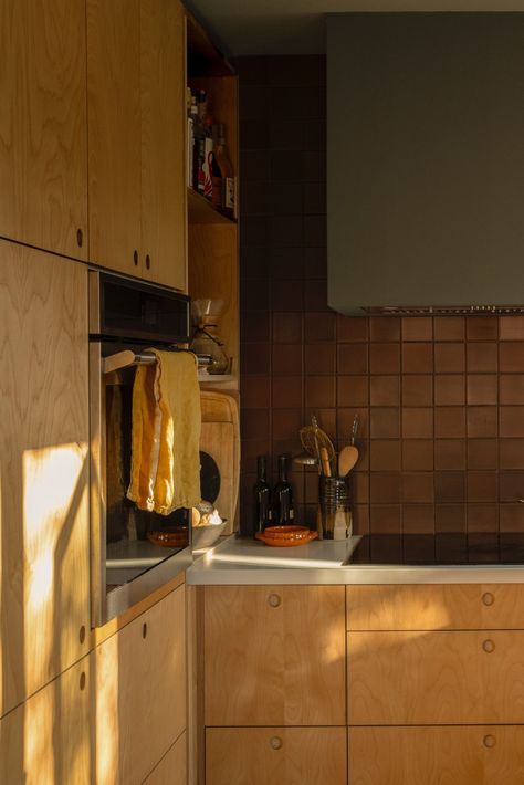 Plykea birch plywood kitchen fronts paired with circular semi-recessed handles, to customise an IKEA kitchen 🖤. All using IKEA Metod or Sektion cabinets. #plywoodkitchen #birchplywood #plywood #ikeahack #kitchenideas #kitchentrends 📷 Kort Haven Flat Cabinets Kitchen, Plykea Kitchen, Kitchen Wooden Cabinets, Plywood Cabinets Kitchen, Ojai House, Kitchen Cabinets Handles, Birch Plywood Kitchen, Sektion Cabinets, Interior 2024