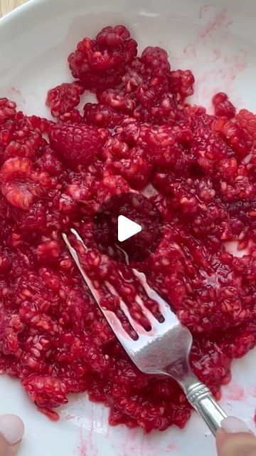 Breakfast Ideas Nutritious, Girly Breakfast Ideas, What To Do With Fresh Raspberries, Healthy Breakfast With Yogurt, Breakfast With Raspberries, Healthy Quick Breakfast Ideas On The Go, Healthy Raspberry Desserts, Fruit And Veggie Breakfast, Fresh Raspberries Recipes