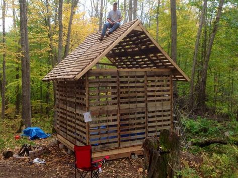 This is a 1o’ by 12′ tiny cabin built entirely out of recycled pallets. Dan Gieski built the house on Potato Lake in Wisconsin. Please enjoy, read more, and re-share below! Tiny Cabin B… Pallet House Plans, Pallet Cabin, Pallet Barn, Pallet Building, Build A Dog House, Pallet Shed, Free Pallets, Building A Cabin, Pallet House