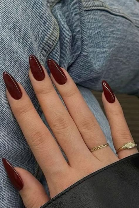 For an elevate and an elegant look Burgundi never dissapoints. Red Nail Varnish, Red Summer Nails, Red Stiletto Nails, Deep Red Nails, Kutek Disney, Dark Red Nails, Wine Nails, Acrylic Nail Set, Red Acrylic Nails