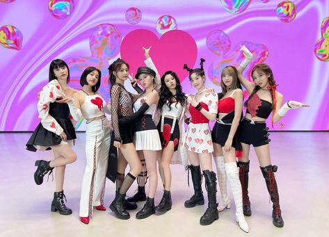 TWICE reached a new milestone after garnering a large number of streams on Spotify with their latest track "SCIENTIST"! #TWICE #트와이스 #LoveAintAScience #FormulaOfLove #SCIENTIST Lee Hyori, Twice Group, Concert Fits, Twice Kpop, Chaeyoung Twice, Jennie Lisa, Group Photos, Kpop Outfits, Stage Outfits