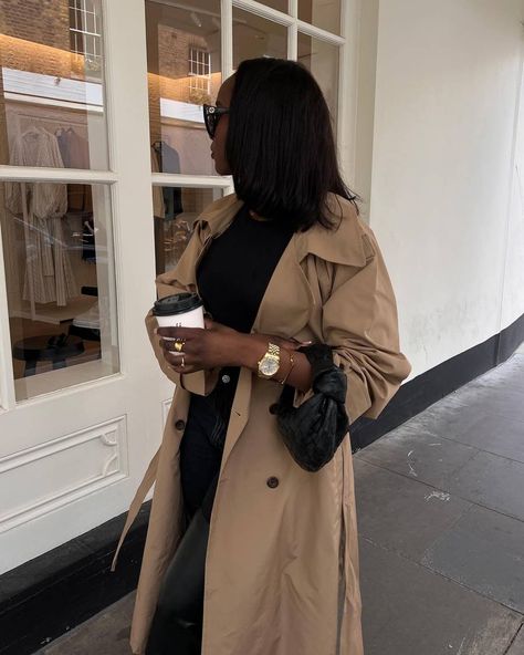 Black Moto Jacket Outfit, Beige Coats, Coat Aesthetic, Walking Aesthetic, Bob Hairstyle Ideas, Moto Jacket Outfit, Aesthetic Downtown, Outfit Beige, Fall Coats