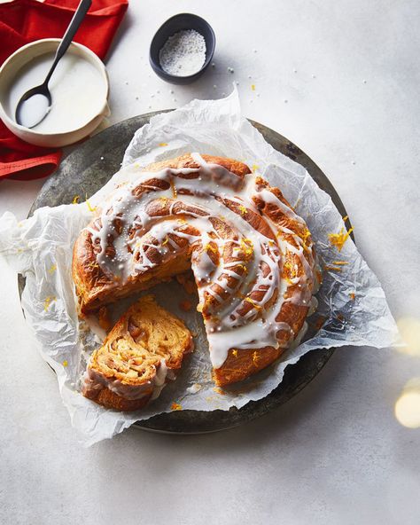 Giant cinnamon bun - delicious. magazine Christmas Brunch Recipes, Christmas Breakfast Recipe, Hot Cross Buns Recipe, Christmas Baking Recipes, Orange Glaze, Cinnamon Bun, Delicious Magazine, Cross Buns, Cinnamon Flavor