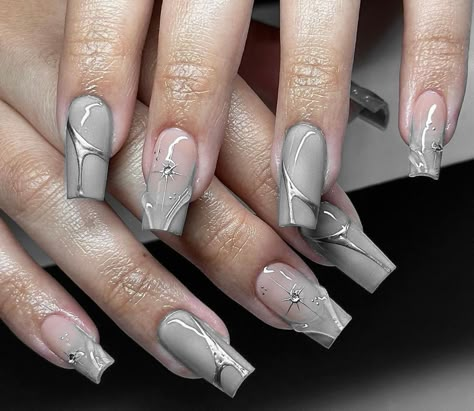 Nail Inspo Gray, Grey Nails Y2k, Gray Nail Designs Grey, Silver Aura Nails, Aura Nails With Silver, Black And Gray Aura Nails, Gray Nails Acrylic, Gray Nail Designs, Chrome Y2k Nails + Charms