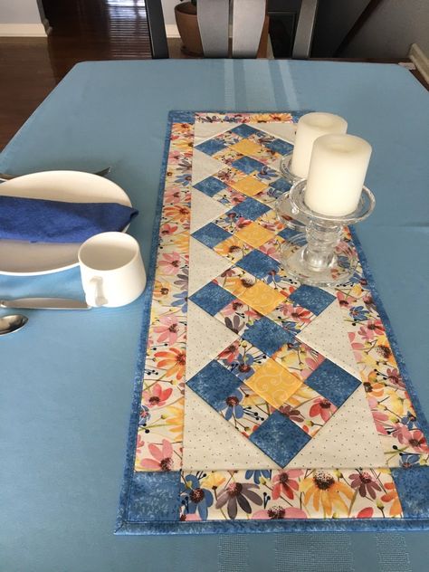 Spring Daisy Table Runner - Etsy Украина Table Runners Diy Easy, Colored Daisies, Daisy Table, Quilted Table Runners Christmas, Table Runner Tutorial, Spring Daisy, Spring Table Runner, Patchwork Table Runner, Quilted Table Runners Patterns