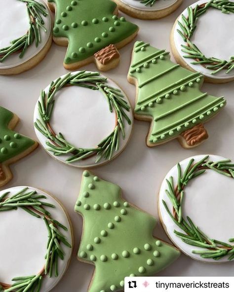 Royalicing Christmas Cookies, Wreaths Cookies, Xmas Tree Cookies, Christmas Cookies Icing Designs, Christmas Decor Cookies, Tree Christmas Cookies, Christmas Cookies Design, Holiday Cookie Designs, Cookie Tree Decorations