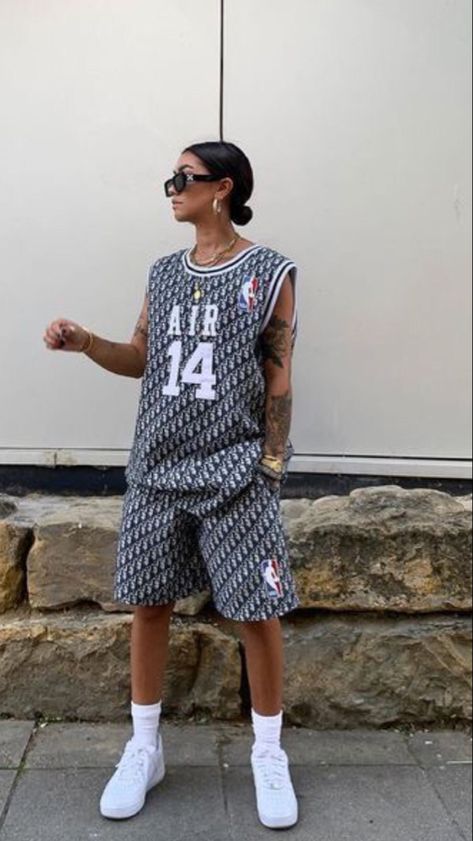 Kristen Jenner, Foto Best Friend, Street Style Outfits Casual, Kylie Kristen Jenner, Effortlessly Chic Outfits, Tomboy Outfits, Tomboy Style Outfits, Classy Casual Outfits, I Wish I Knew