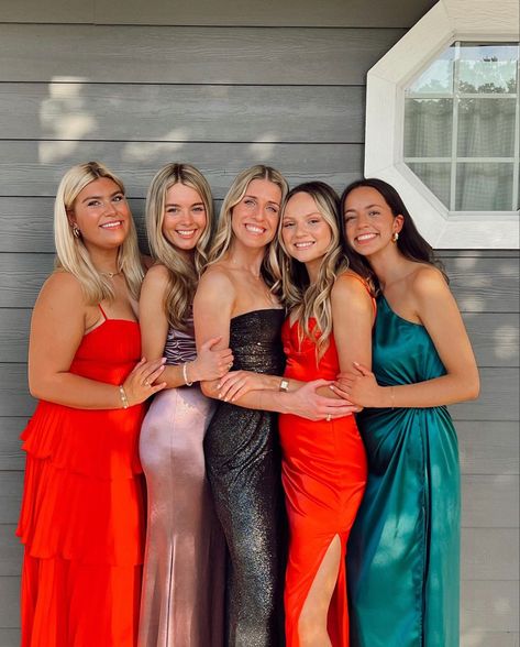 Winter Formal Photos, Prom Photoshoot Ideas Friend Pics, Prom Pictures With Friends, Formal Poses, College Formal, Party Poses, Prom Photoshoot, Homecoming Queen, Prom Pictures