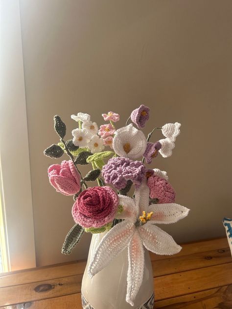 Handmade crochet flowers. (Does not include the vase) 10 flowers, 1 leaf. Pink purple and white themed. Can fold the stems to make desired length Crochet Flowers Vase, Crochet Flowers In A Vase, Pink Crochet Flowers, Crochet Wedding Decor, Crochet Wedding Gifts, Crochet Flower Vase, Pink And Purple Bouquet, Pastel Flower Bouquet, Cute Flower Vase