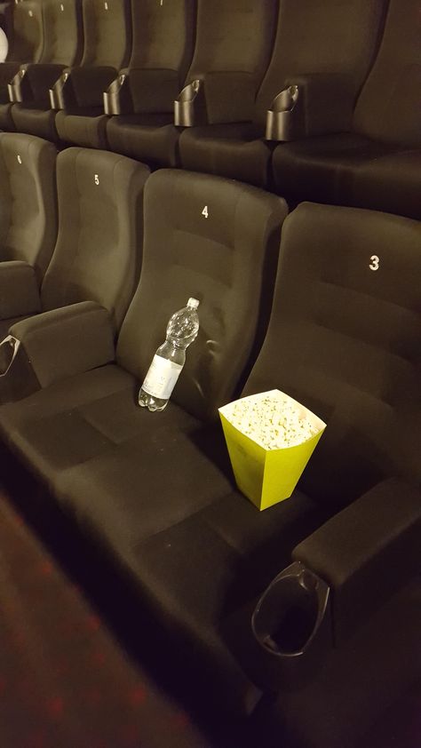 This movie theatre double seat for couples. Movie Theatre, Diy Fashion Hacks, Fashion Hacks, Movie Theater, Diy Fashion, Theater, Car Seats, Quick Saves