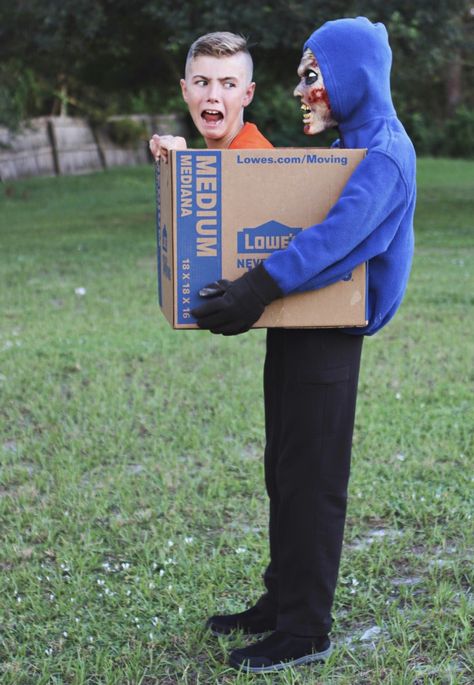 Optical illusion.  Man carrying boy in a box. Halloween Optical Illusions, Optical Illusion Halloween Costumes, Funny Boy Costumes, Funny Halloween Costumes Boys, Flower Fancy Dress, Flower Costume Diy, Fancy Dress Costume Ideas, Diy Costumes For Boys, Boxing Halloween Costume