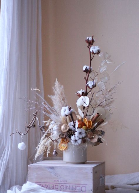 Dried Flowers Diy, Christmas Thoughts, Luxury Flower Bouquets, Christmas Bouquet, Christmas Flower Arrangements, Event Centerpiece, Flower Decorations Diy, Xmas Deco, Flower Arrangements Simple