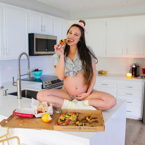 Pizza Maternity Photoshoot, Pizza Maternity Pictures, Kitchen Maternity Photoshoot, Pizza Pregnancy Announcement, Pregnant Eating, Eating Pictures, Second Baby Announcements, Baby Hunter, Studio Maternity