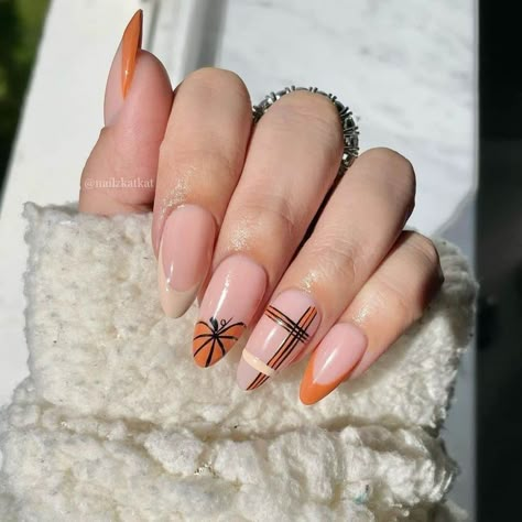 Medium Almond Fall Nails, Nail For September, Almond Pumpkin Nails, Fall Asthetic Nail, November Theme Nails, Cute Basic Fall Nails, Pumpkin Nails Square, Fall Season Nails Simple, Pumpkin French Nails