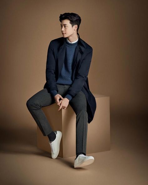 DJ_wkFIWAAEa_FF (679×850) Men Fashion Photoshoot, Blazer Outfits Men, Mens Photoshoot Poses, Studio Poses, Classy Outfits Men, Men Photoshoot, Men Photography, Sitting Poses, Jong Suk