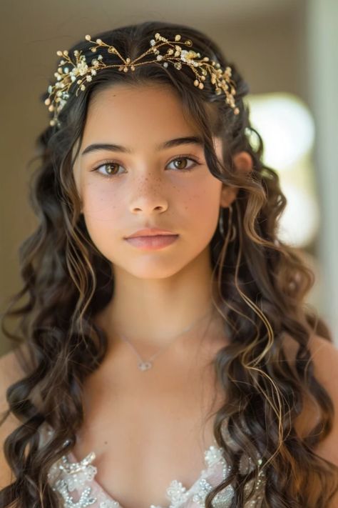 Young girl with curly hair wearing a golden tiara, looking into the camera. Curly Hairstyles On Lehenga, Elegant Hair Styles For Curly Hair, Princess Look Hairstyle, Characters Hairstyles, Hairstyles For Red Carpet, Cute Latina Hairstyles, Quince Hair, Glamorous Curls, Princess Hairstyle