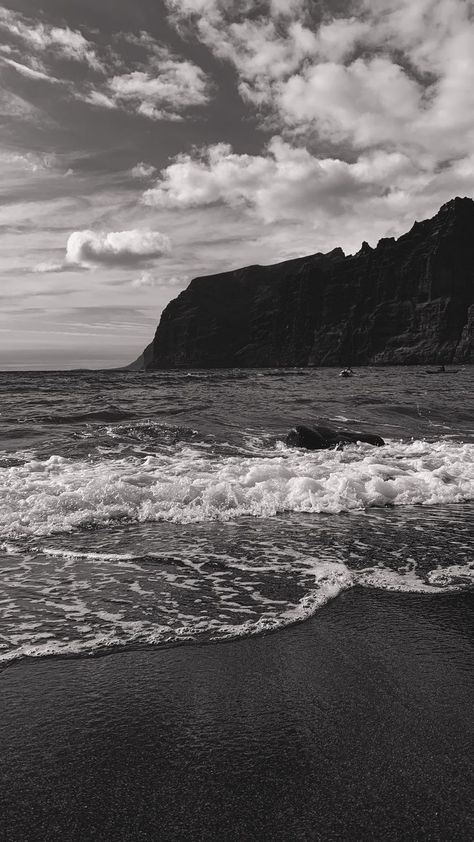 Black Wallpaper Waves, Black Beach Background, Black And White Waves Wallpaper, Black And White Beach Wallpaper, Beach Black And White Aesthetic, Beach Pictures Black And White, Black And White Beach Aesthetic, Black And White Aesthetic Lockscreen, Black Waves Wallpaper