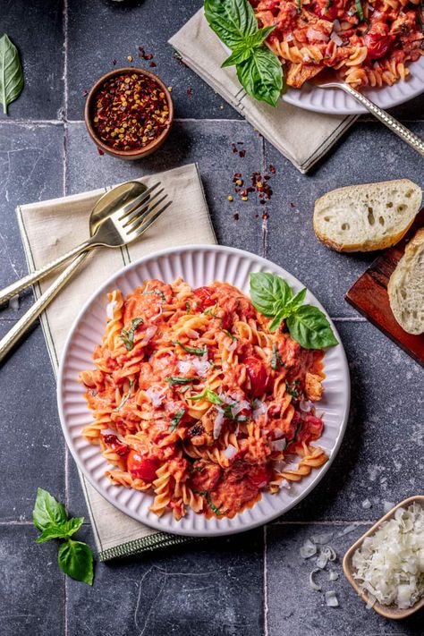 Delicious Italian Pink Sauce Fusilli Pasta with Chicken Recipe Italian Pink Sauce Recipe, Pasta Food Photography, Italian Meat Dishes, Chicken Pasta Dish, Pink Sauce Pasta, Pasta Fusilli, Italian Dinners, Chicken Pasta Dishes, Pasta With Chicken