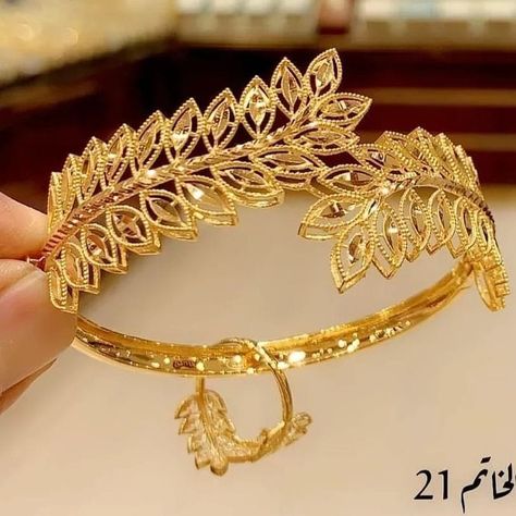 Arabic Luxury, Unique Gold Jewelry Designs, Gold Jewels Design, Modern Gold Jewelry, Bridal Jewellery Design, Gold Bridal Jewellery Sets, Jewelry Set Design, Gold Jewelry Stores, Leaves Design