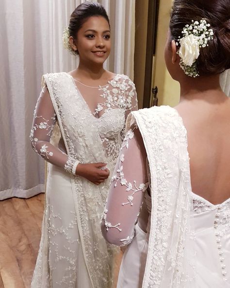 @julias_._closet_” Half Saree Traditional, White Half Saree, White Indian Wedding Dress, White Saree Wedding, White Saree Blouse, Srilankan Wedding, Indian Fits, Christian Bridal Saree, Bride Saree