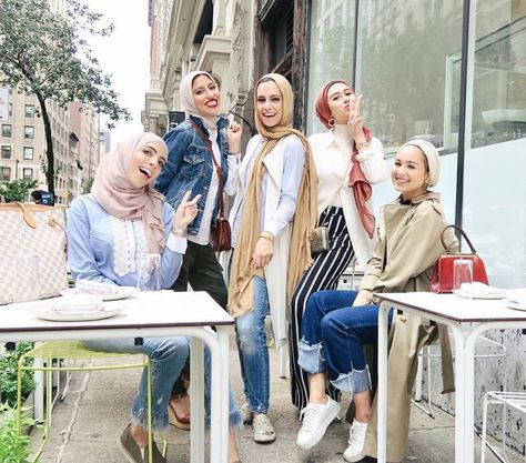 Pinterest: @adarkurdish Friends Hijab, Friend Gathering, Street Hijab, Friendship Photos, Stylish Dp, Hijab Outfits, Hijabi Style, Casual Hijab Outfit, Foto Poses