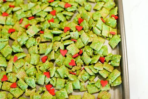 Grinch Inspired Muddy Buddies Snack Mix Chex Muddy Buddies Recipe, Grinch Snack, Chex Muddy Buddies, Christmas Party Snacks, Muddy Buddies Recipe, Grinch Christmas Party, Whoville Christmas, Grinch Party, Muddy Buddies