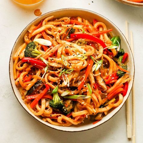 Black Chopsticks, Cold Peanut Noodles, Udon Stir Fry, Yaki Udon, Vegetarian Dinner Recipes, Pepper Recipes, Vegan Worcestershire Sauce, Bell Pepper Recipes, Peanut Noodles